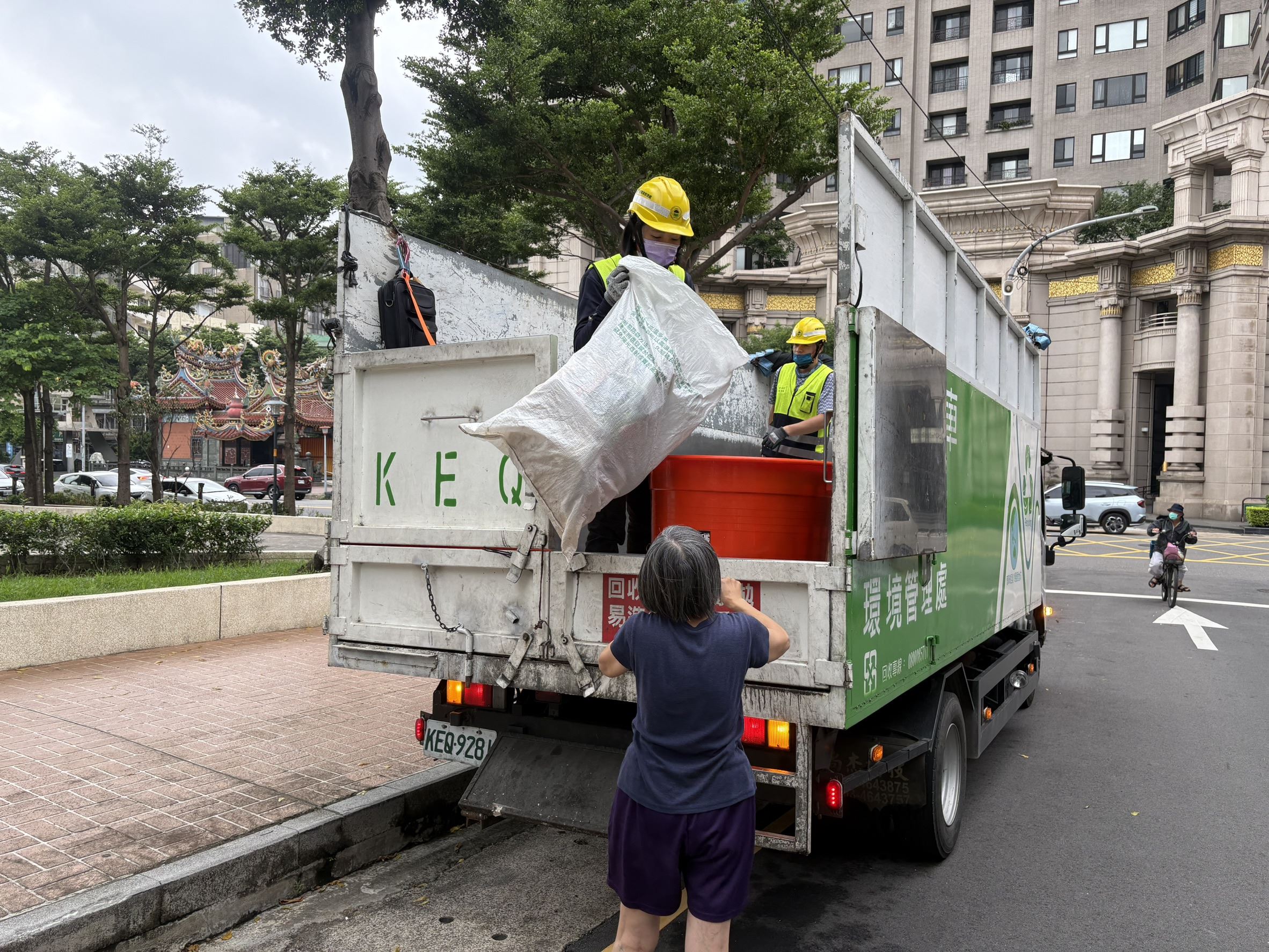 秋節團圓到歡慶十月連假 垃圾車穿梭巷弄照常收運 環保局推過節減量新時尚 隨手做分類護守家園更乾淨 (1).jpg